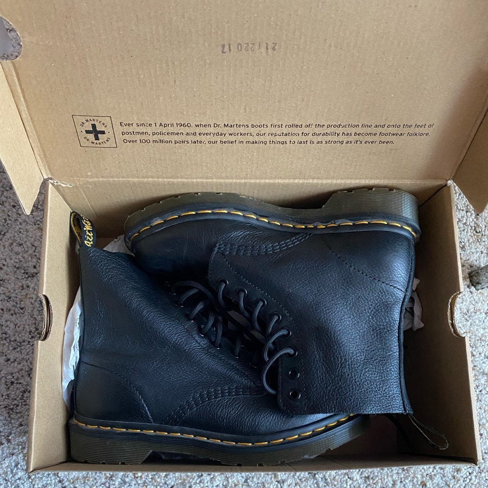 BRAND NEW DOC MARTENS
Size: US 7
No flaws
Comes with box